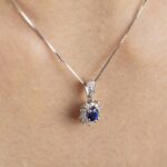 Collana con Pendente in Oro Bianco con Diamanti e Zaffiro - 051