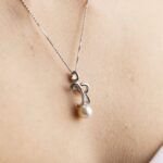 Collana in Oro Bianco con Perla e Diamanti - 1132
