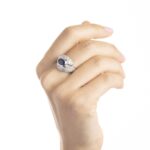 Anello a Fascia in Oro Bianco con Diamanti e Zaffiro - 24201