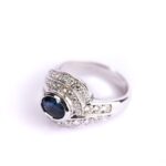 Anello a Fascia in Oro Bianco con Diamanti e Zaffiro - 24201