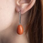 Orecchini Pendenti in Oro Bianco con Corallo e Diamanti - 8000390036