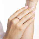 Anello Solitario in Oro Bianco con Diamanti – ANJ057/BB