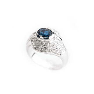 Anello a Fascia in Oro Bianco con Diamanti e Zaffiro - 24201