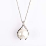 Collana con Pendente in Oro Bianco con Diamanti e Perla - CL347