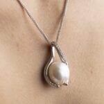 Collana con Pendente in Oro Bianco con Diamanti e Perla - CL347