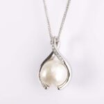 Collana con Pendente in Oro Bianco con Diamanti e Perla - CL347