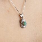 Collana Girocollo in Oro Bianco con Diamanti e Smeraldo - KERD330-S