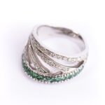 Anello da Donna Fascia Oro Bianco con Smeraldi e Diamanti – KLID673-S