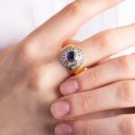 Anello in Oro Giallo con Diamanti e Zaffiro - LTG21