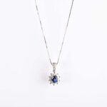Collana con Pendente in Oro Bianco con Diamanti e Zaffiro - 051