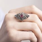 Anello Stile Antico in Oro Giallo con Rosetta di Diamanti e Rubini - 01M025