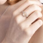 Anello con Fiore in Oro Bianco con Diamanti - A005