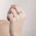 Anello a Fascia in Oro Bianco con Diamanti e Zaffiri - TA030Y