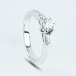 Anello Solitario in Oro Bianco con Diamanti - ABF0281