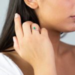 Anello Clesi in Oro Bianco con Diamanti e Smeraldo - 6750