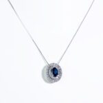 Collana con Pendente in Oro Bianco con Diamanti e Zaffiro - CL2112